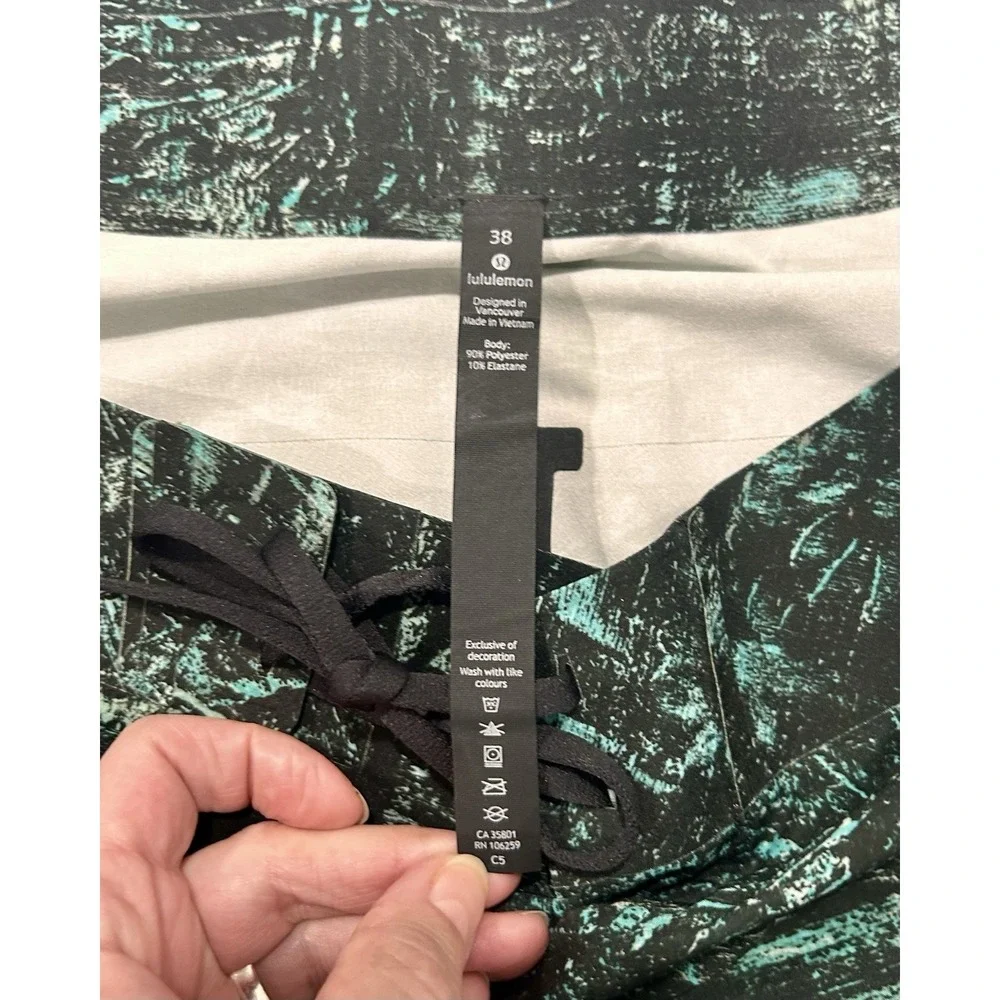 Lululemon Live In Practice Men's 38 Athletic Shorts‎ Black/Green Lace Up